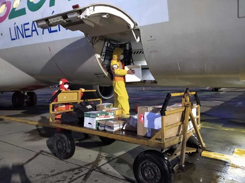 Amaszonas reactiva vuelos a Tarija y transporta material sanitario