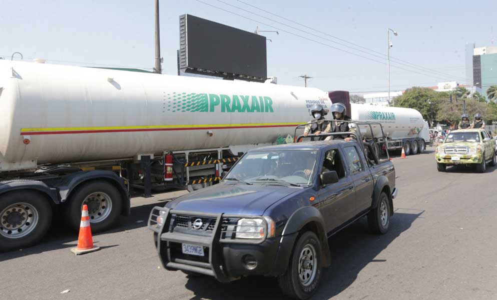 Caravana con 66 toneladas de oxígeno salió desde Santa Cruz a La Paz