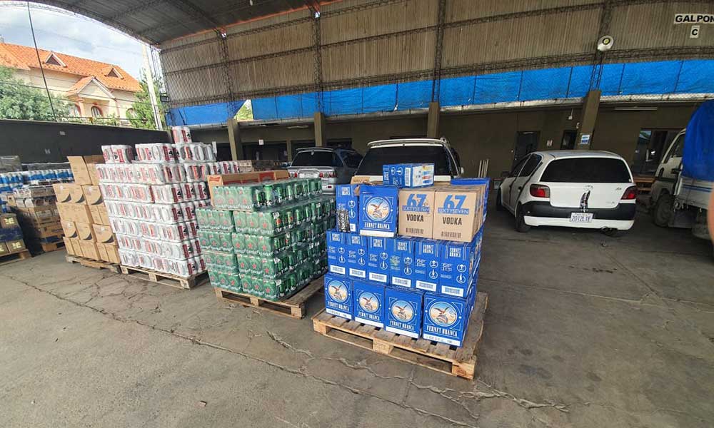 Aduana de Tarija ejecuta allanamiento de centro de acopio de bebidas en el “Campesino”