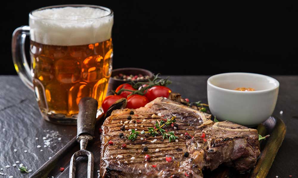 Un estudio demuestra que la cerveza negra reduce las moléculas cancerígenas de la carne