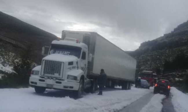 Intensa granizada obliga a suspender el transito en la carretera Oruro – Cochabamba Intensa granizada obliga a suspender el transito en la carretera Oruro – Cochabamba