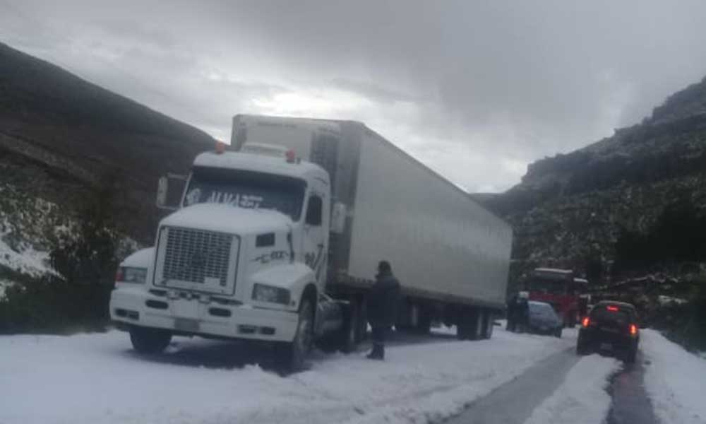 Intensa granizada obliga a suspender el transito en la carretera Oruro – Cochabamba