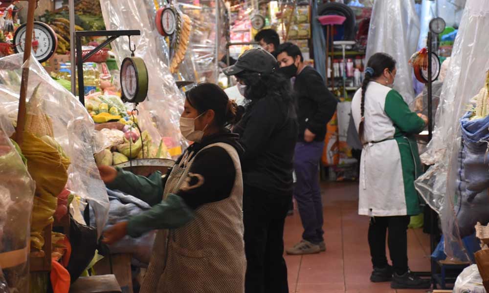 La Paz: Mercados y supermercados cumplen la restricción con carnet y bioseguridad