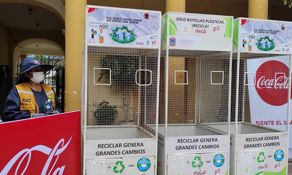 Fundación Coca-Cola entrega contenedores Vital como parte de las acciones de limpieza y cuidado del Lago Uru Uru