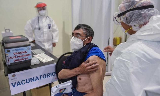 Sedes Santa Cruz inicia vacunación de adultos mayores de 80 años en cuatro puntos Sedes Santa Cruz inicia vacunación de adultos mayores de 80 años en cuatro puntos