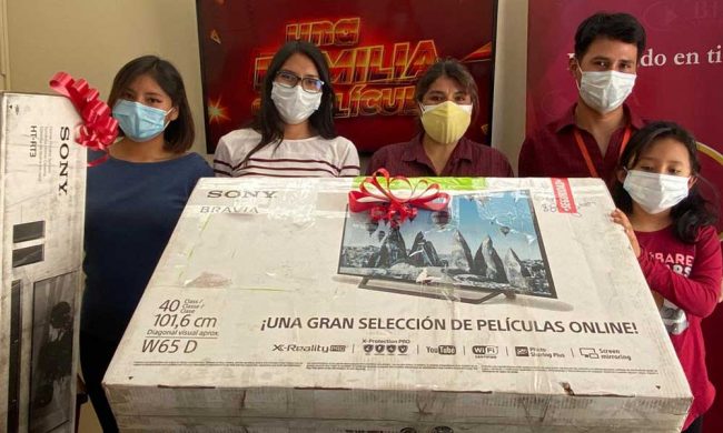 BISA Seguros hace entrega del premio ganador a “Una Familia de Película” BISA Seguros hace entrega del premio ganador a “Una Familia de Película”
