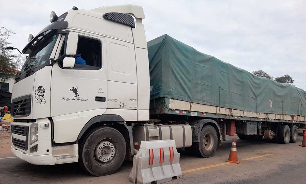 Inspección aduanera en Villa Montes, decomisó cinco camiones con soya de contrabando
