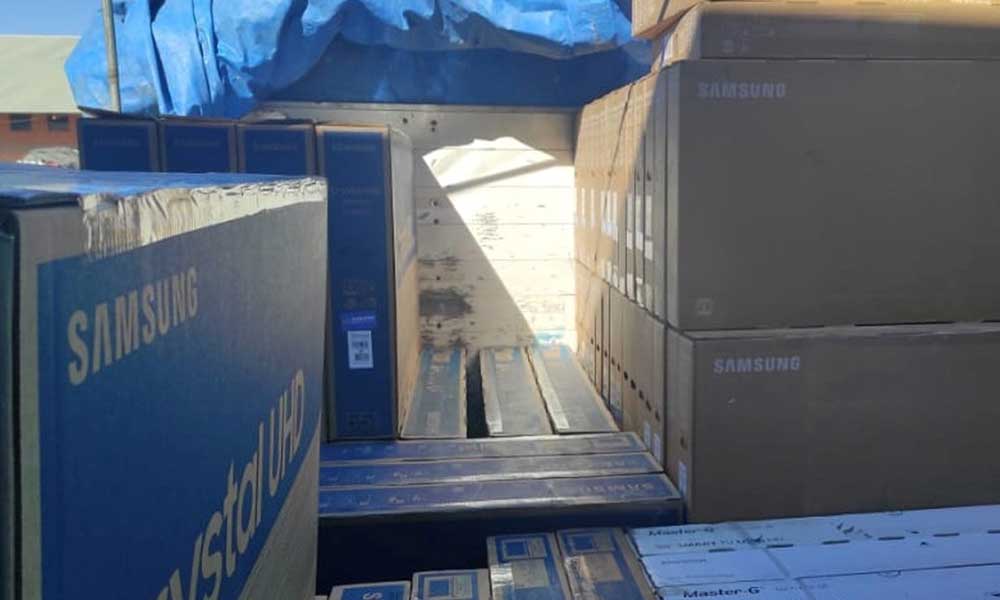 Aduana comisa 14 vehículos indocumentados y tres camiones con productos de contrabando en Oruro