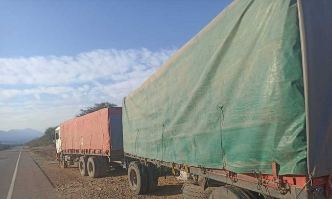 Comisan 4 camiones con más de Bs 500.000 de mercancía de contrabando en Tarija Comisan 4 camiones con más de Bs 500.000 de mercancía de contrabando en Tarija