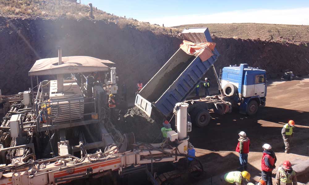 Bolivia exporta tecnología para la construcción con pavimento rígido en la región