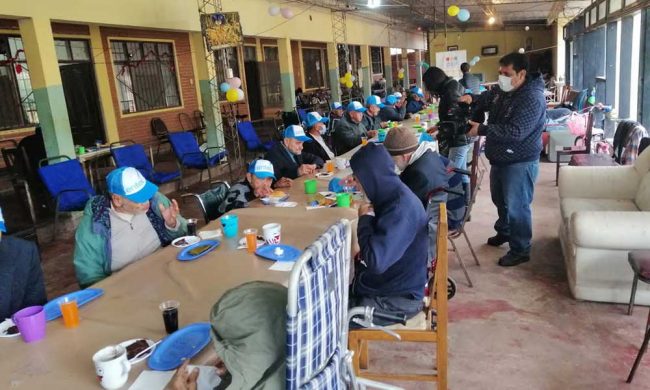 “Voluntariado de Entel” acopia víveres y entrega a hogares de ancianos en Bolivia