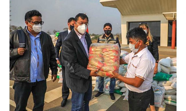 Presidente Arce entregó 10 toneladas de ayuda humanitaria a San Ignacio de Velasco Presidente Arce entregó 10 toneladas de ayuda humanitaria a San Ignacio de Velasco