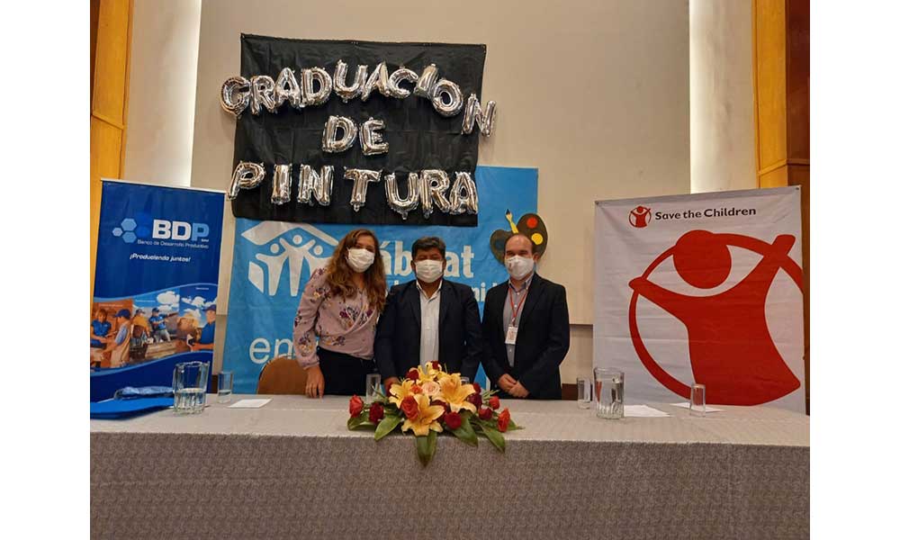 56 mujeres de Cochabamba se graduaron en plomería y pintura, para mejorar sus oportunidades de emprendimiento