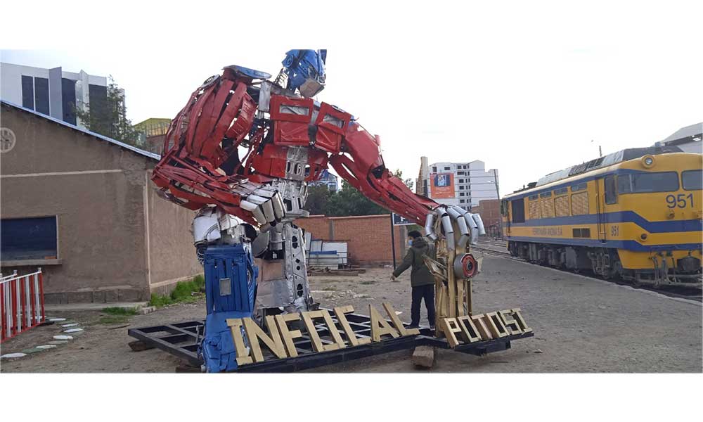 “Optimus Prime”, guardián celoso de la Estación de tren en Potosí