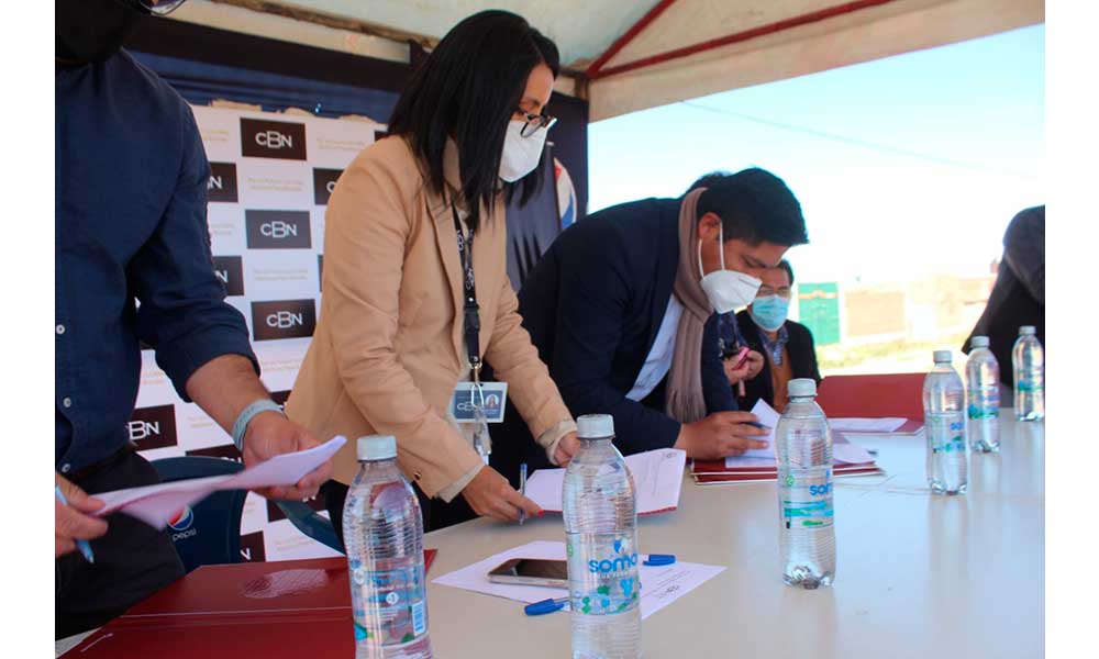 CBN dona losetas recicladas, pallets y llantas para la construcción de un Ecoparque infantil en Oruro