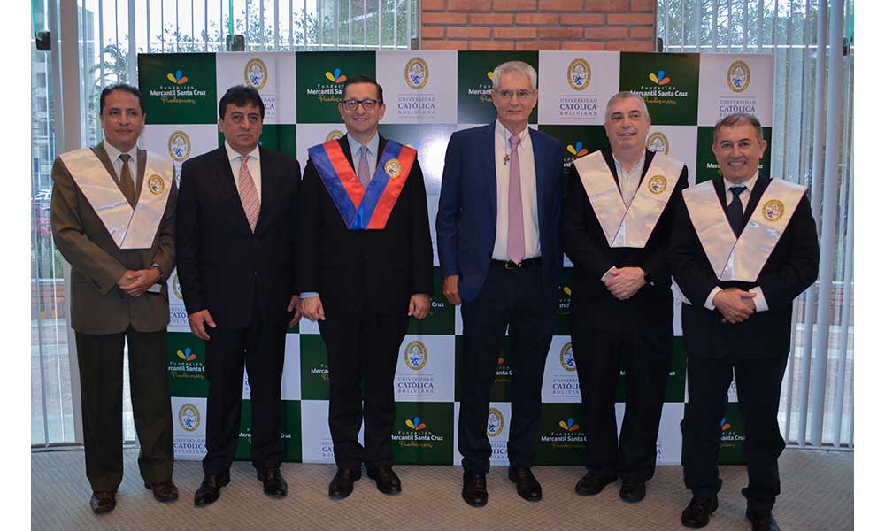 Primera graduación del Programa Becas de la Fundación Mercantil Santa Cruz, en la ciudad de Santa Cruz