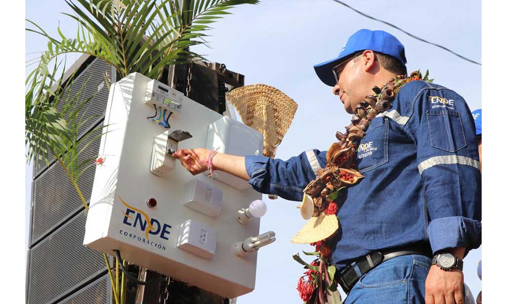 Presidente entrega obras de ampliación eléctrica en beneficio de 800 familias en Riberalta