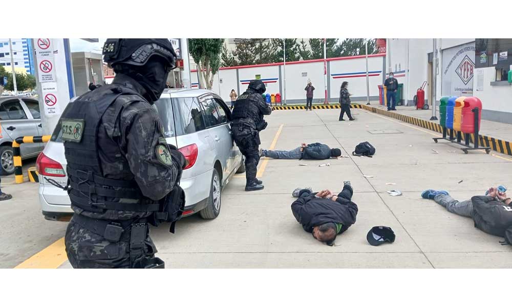YPFB y la Policía realizan simulacro y apuntan a evitar atracos en surtidores de Oruro