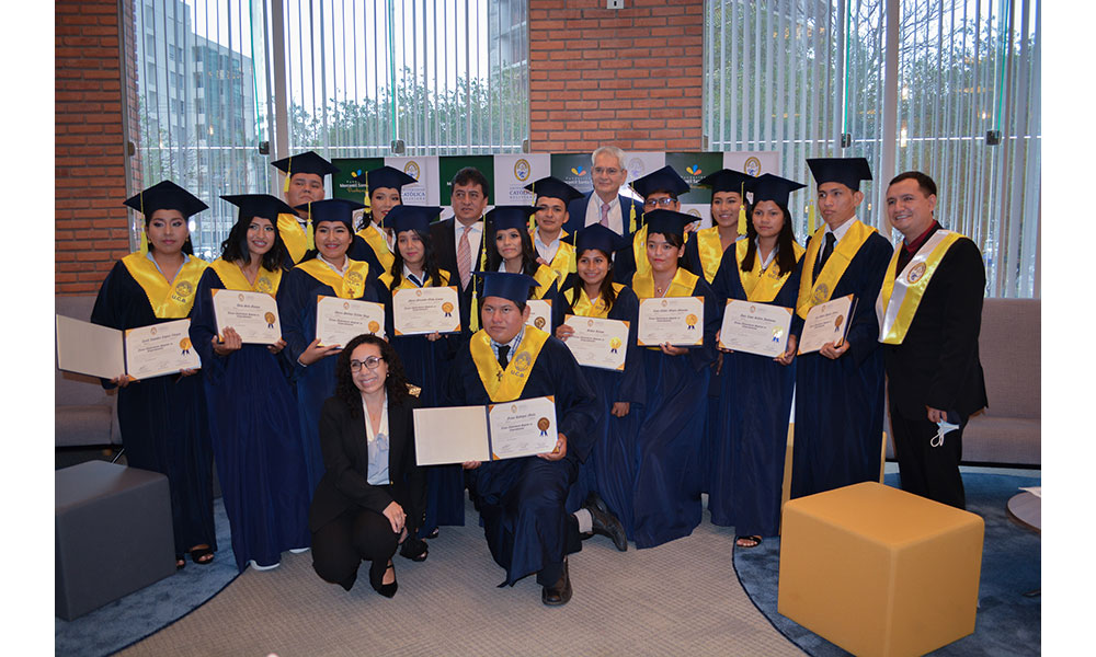 Primera graduación del Programa Becas de la Fundación Mercantil Santa Cruz, en la ciudad de Santa Cruz