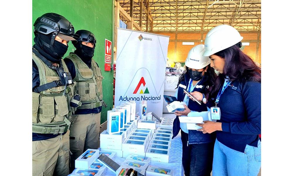 *Oruro: Aduana comisa celulares y prendas de vestir valorados en más de 788.000 bolivianos*