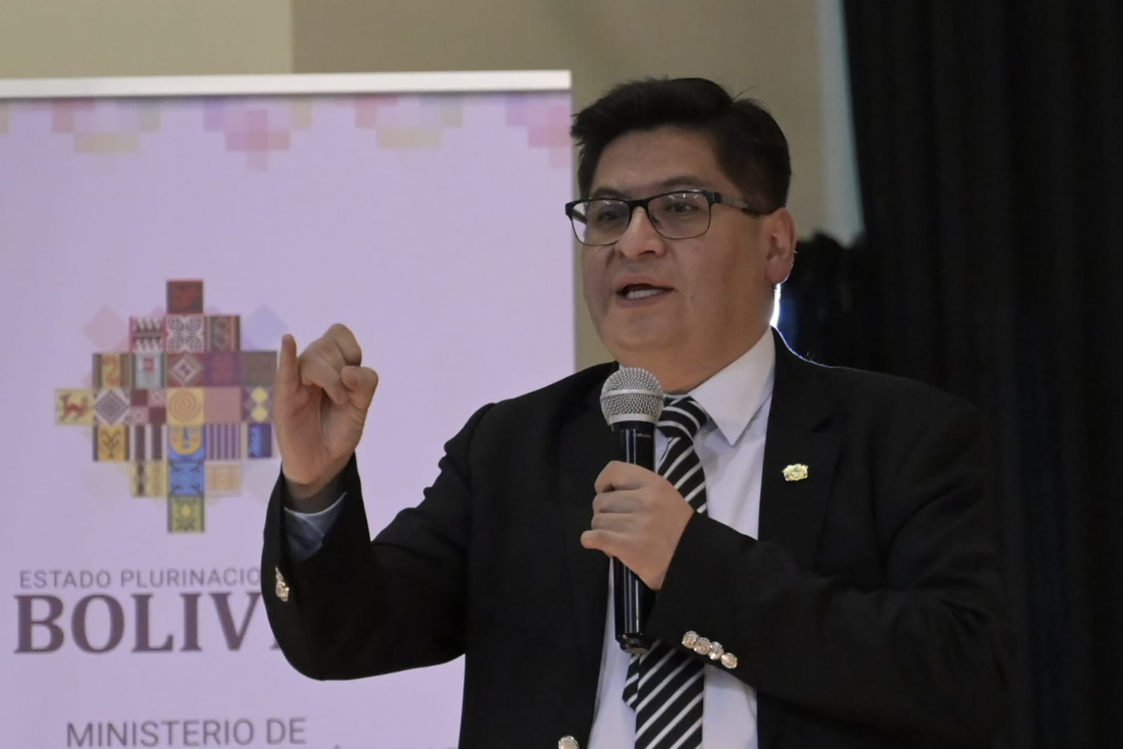 El Ministro de Economía destaca las fortalezas del Modelo en el coloquio de la Universidad de Cochabamba