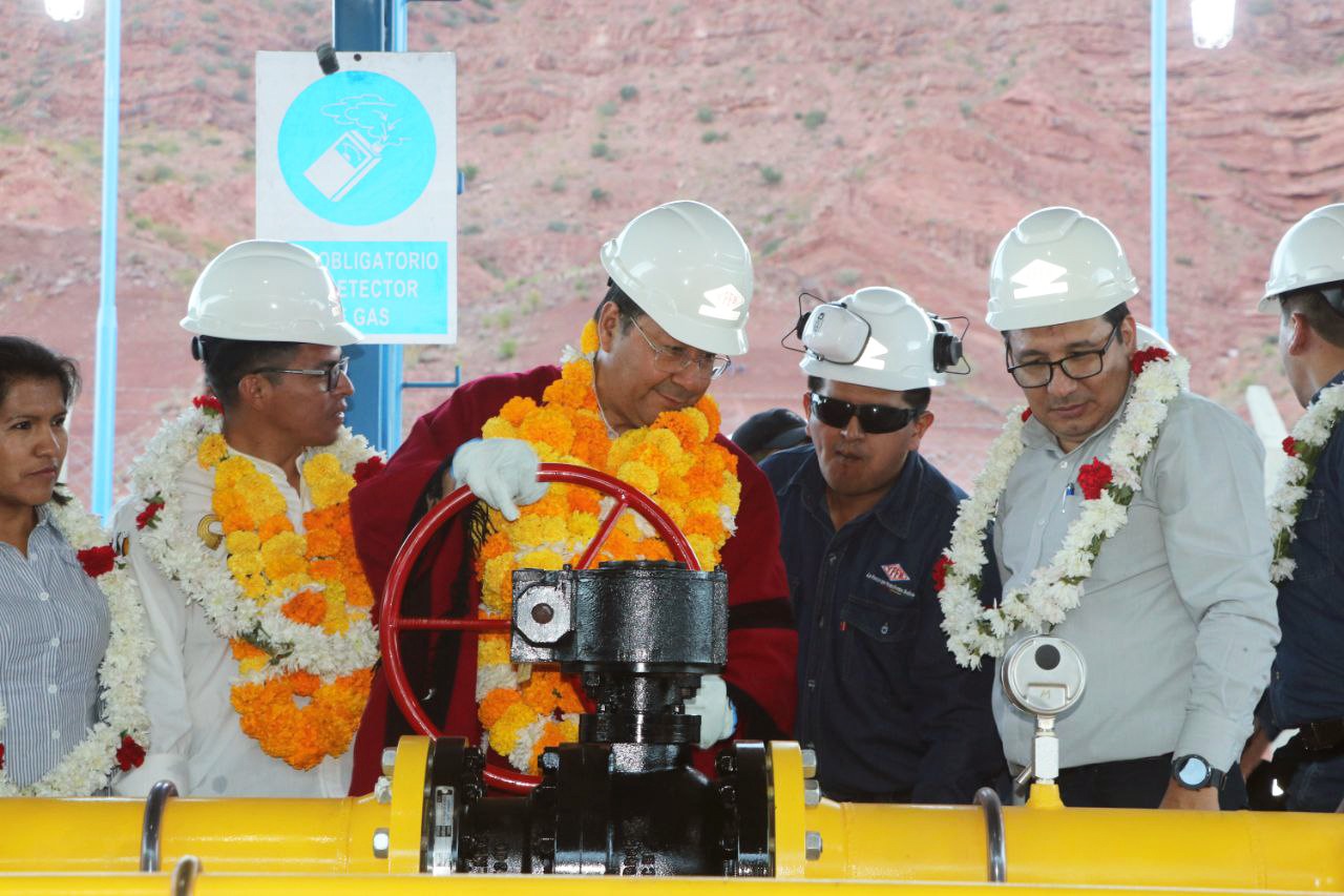 Gobierno beneficia a tres municipios de Chuquisaca con una red primaria de gas natural