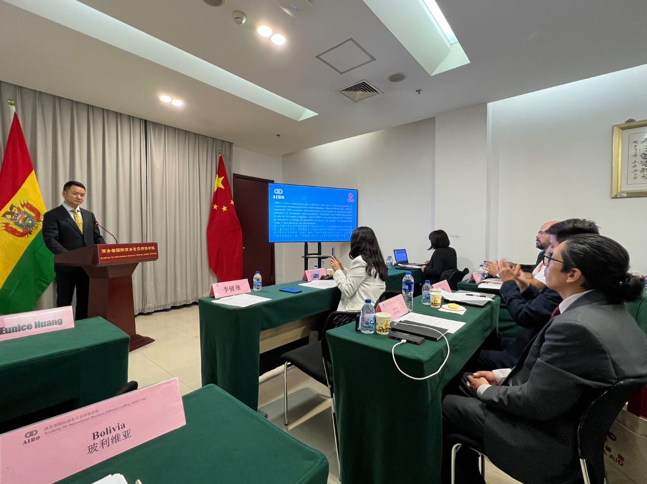Profesionales bolivianos participan en seminario sobre desarrollo integral del litio en China