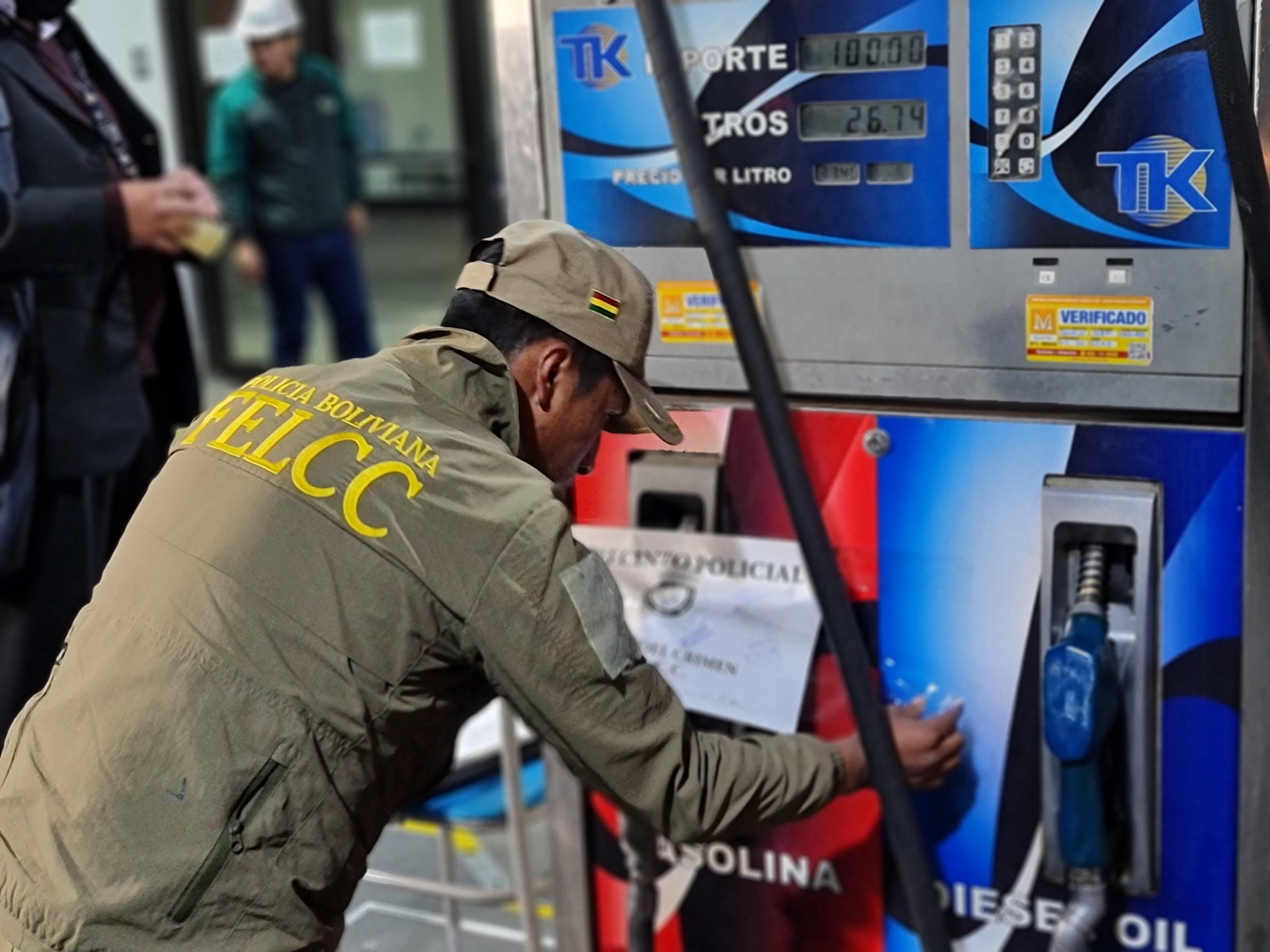La ANH precinta una gasolinera en Sopocachi por venta irregular de combustible, ya suman siete