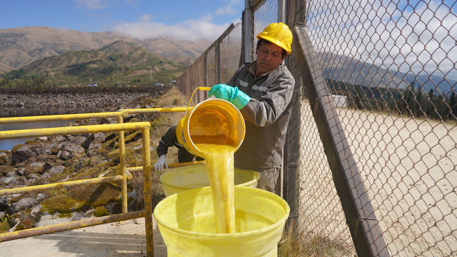 Consolidando su compromiso con el cuidado del medio ambiente, ende coadyuva a mitigar el daño ambiental suscitado en la laguna Corani en Cochabamba