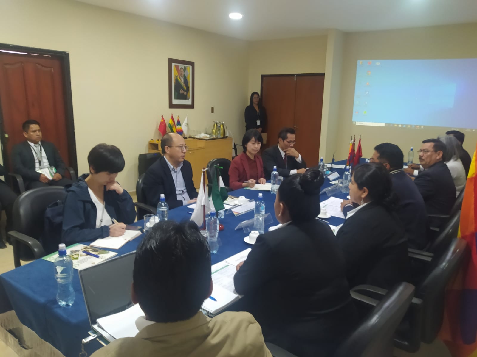 Gobierno y comisión china inician reunión con miras a la exportación de chía boliviana al mercado asiático