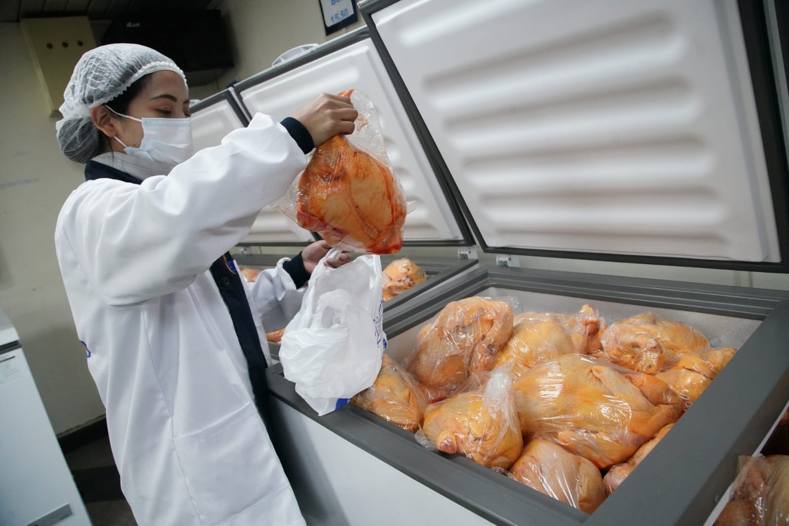 Baja el precio de la carne de pollo, el Gobierno garantiza su comercialización a peso y precio justo