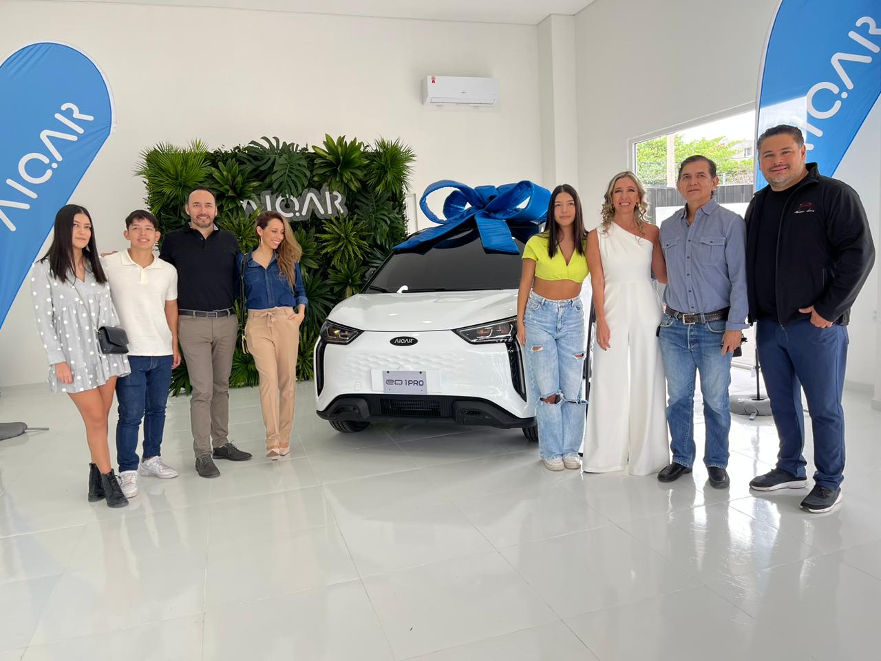 Ganadora del sorteo de “Súper Cars” recibe el auto eléctrico EQ1 Pro de la marca Aiqar