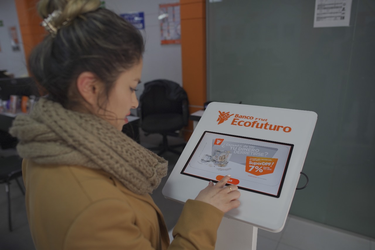 Ecofuturo educa a la ciudadanía a través de su primer kiosko digital del “Punto EcoEduca” en la ciudad de La Paz