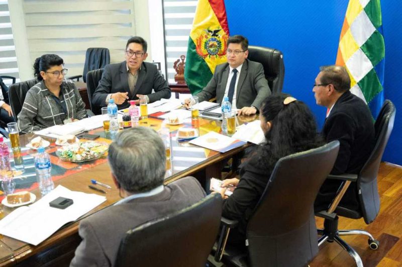 El Ministerio de Economía y Finanzas Públicas no participa en los procesos de contratación de los niveles sub nacionales El Ministerio de Economía y Finanzas Públicas no participa en los procesos de contratación de los niveles sub nacionales