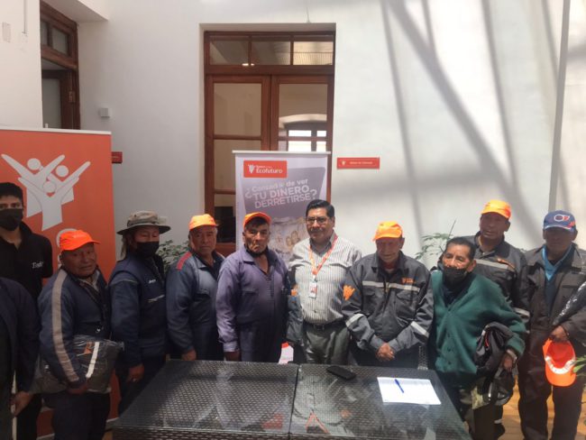 Lustrabotas de Oruro renuevan su vestimenta de trabajo con el apoyo de Ecofuturo Lustrabotas de Oruro renuevan su vestimenta de trabajo con el apoyo de Ecofuturo