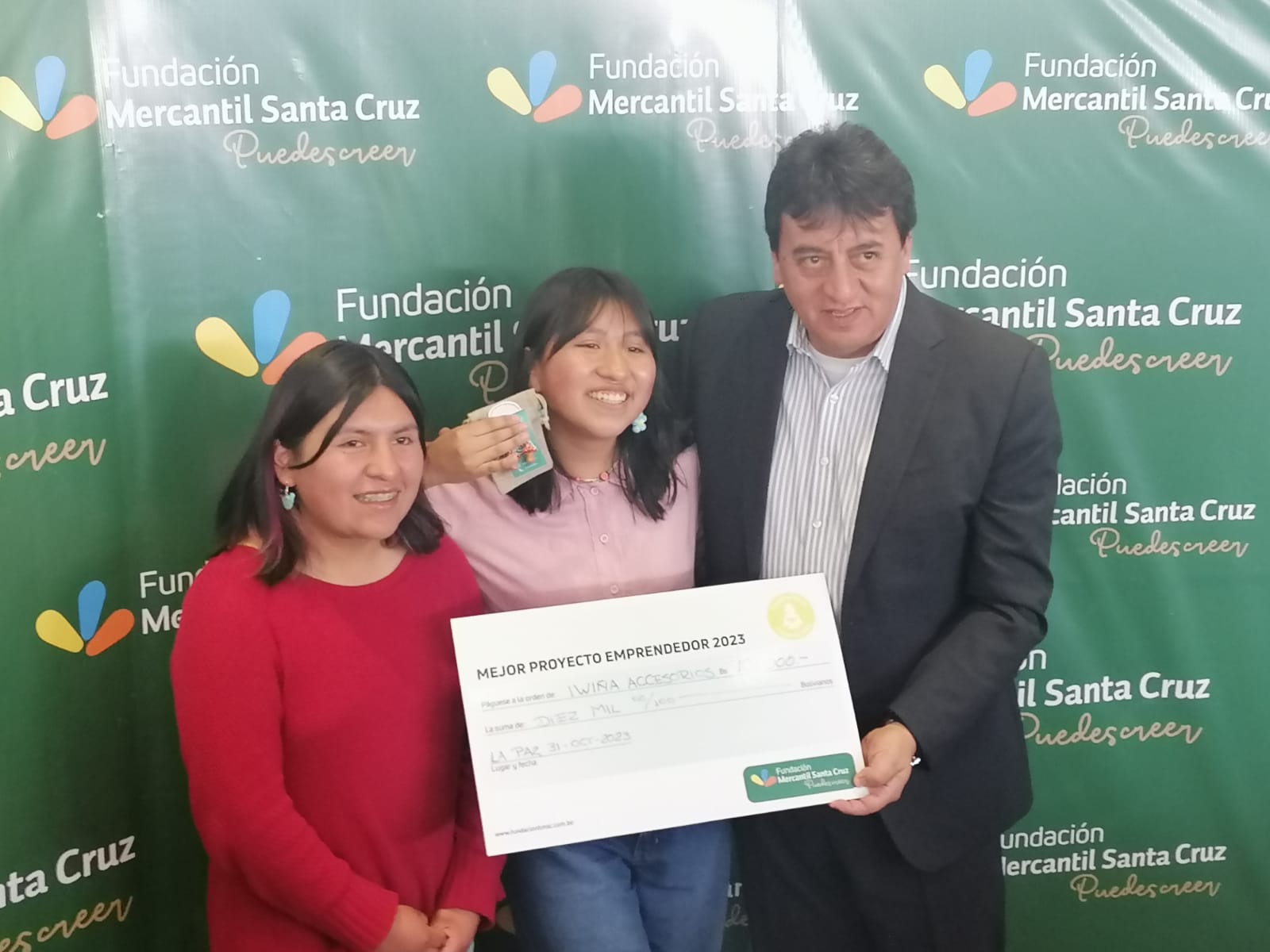 “La Fundación Mercantil Santa Cruz “Puedes Creer”, y la Cooperación Suiza en Bolivia premian a jóvenes talentos del Programa Becas con capital semilla a través del Programa de Fortalecimiento de Emprendimientos”.