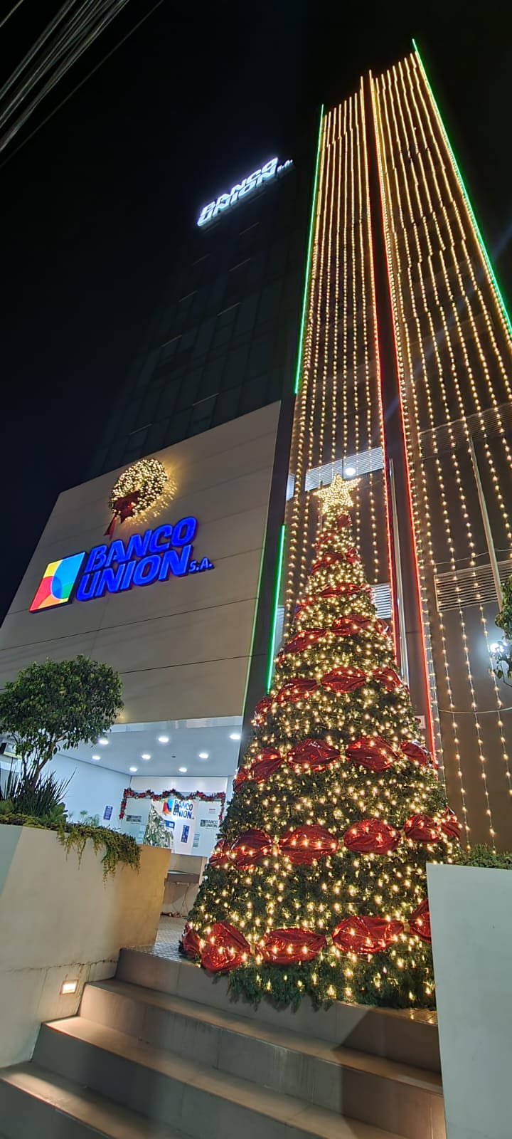 Edificio Central de Banco Unión en Sucre, se engalana con un imponente árbol, muchas luces y adornos navideños