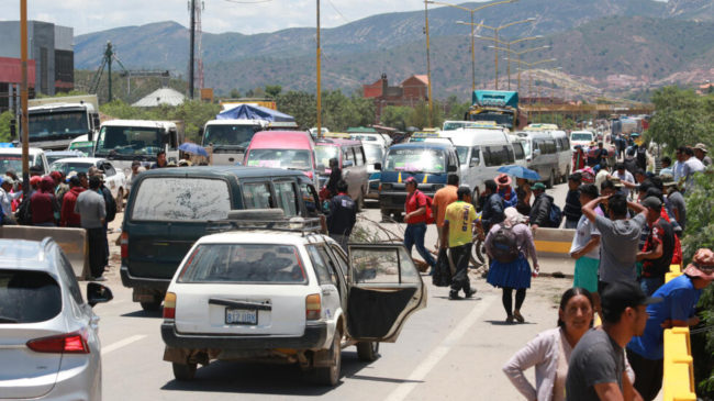 El bloqueo de caminos en Bolivia es una estrategia política que afecta la gestión económica El bloqueo de caminos en Bolivia es una estrategia política que afecta la gestión económica