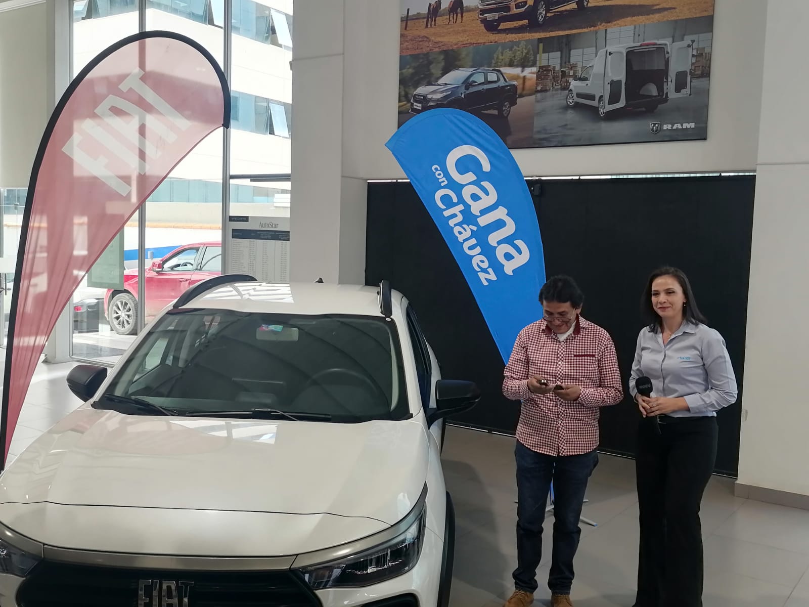 Farmacias Chávez entregó segunda vagoneta  Fiat pulse de “Gana con Chávez” en La Paz