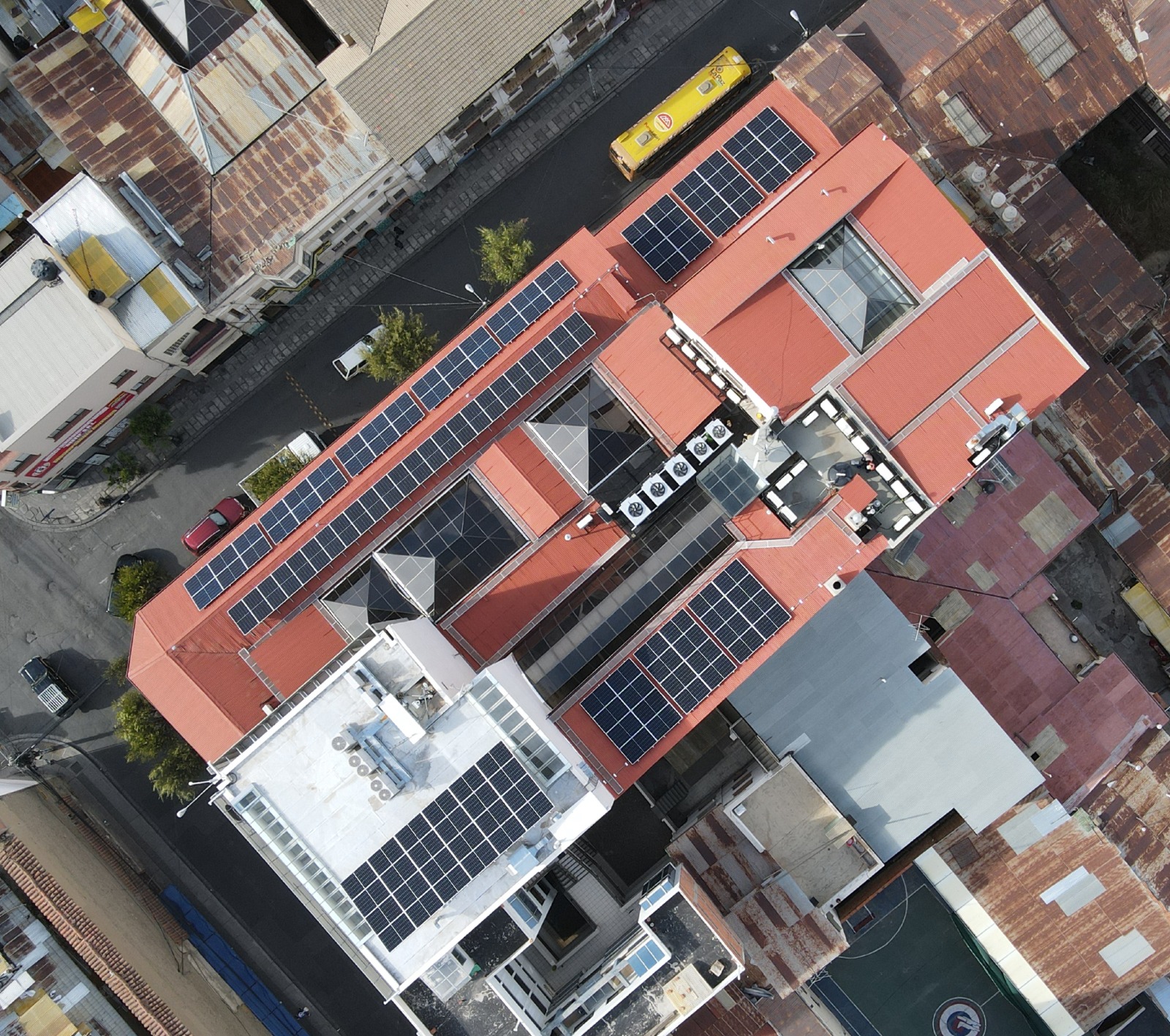 Banco Sol Ilumina el camino: inaugura su primer sistema fotovoltaico en La Paz, marcando el inicio de su ruta hacia la transición energética