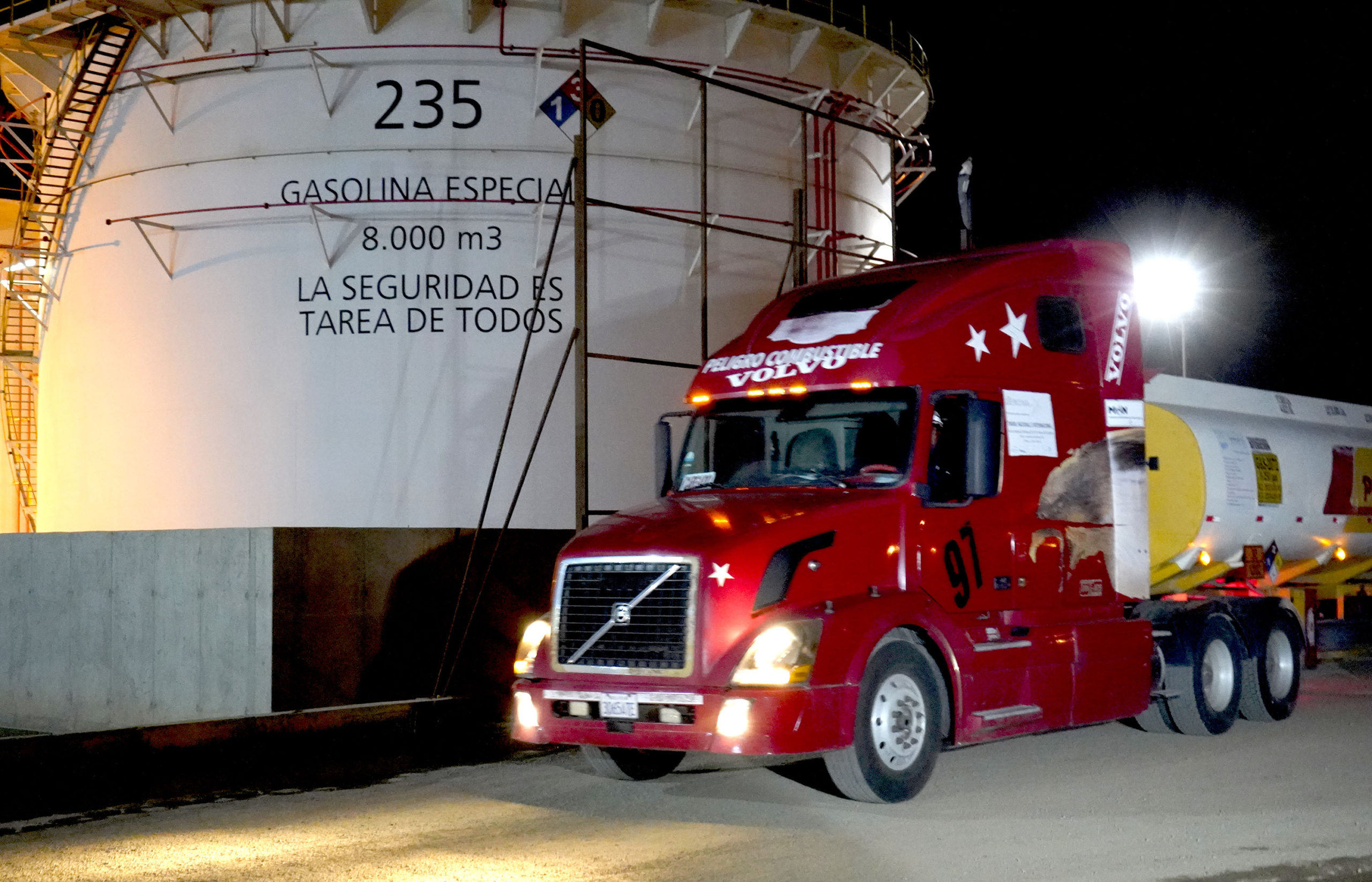 YPFB envía 536.000 litros de gasolina para reforzar provisión a las provincias de La Paz