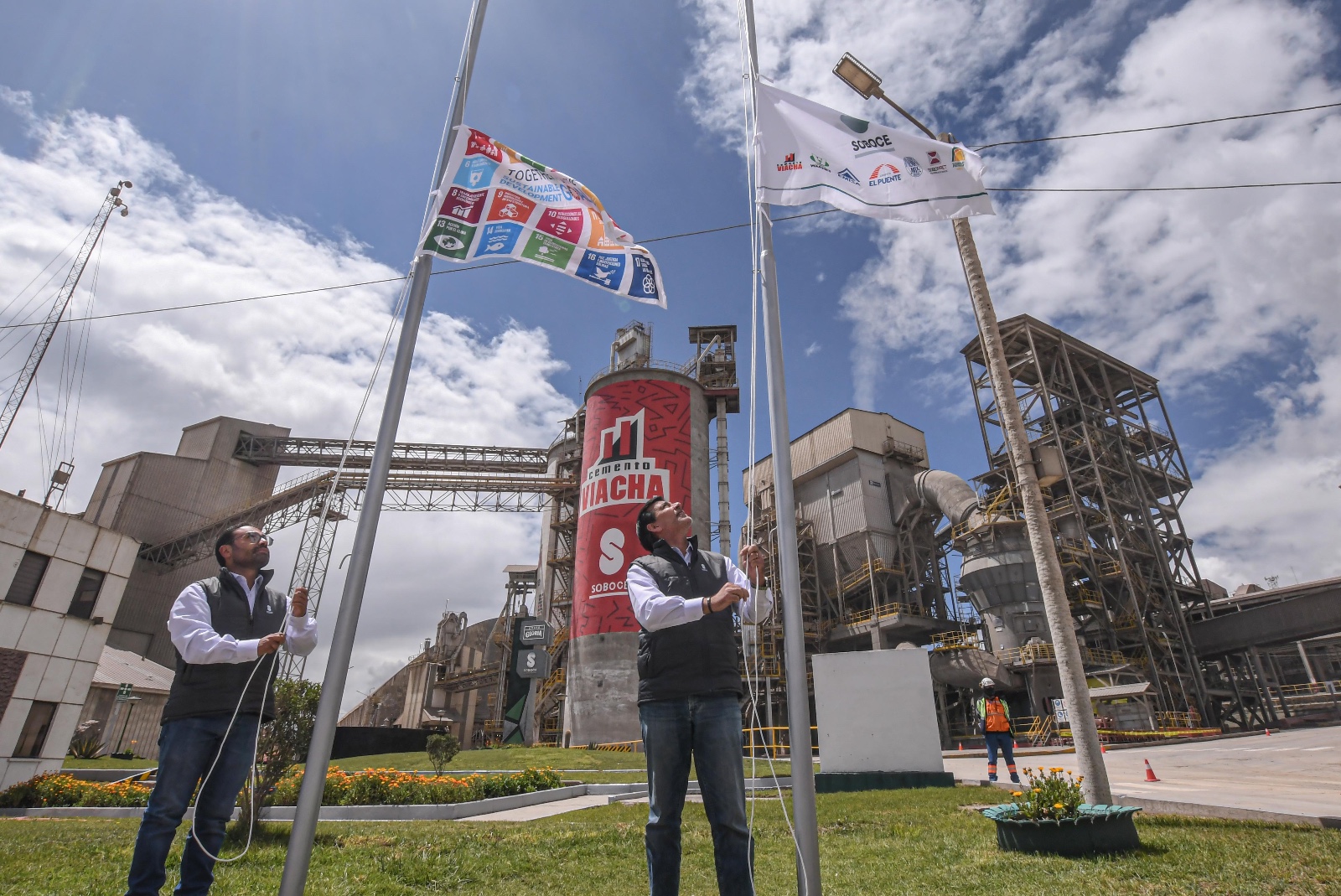 Soboce se adhiere a Pacto Global izando la bandera de  los ODS en la planta de cemento más alta del mundo   