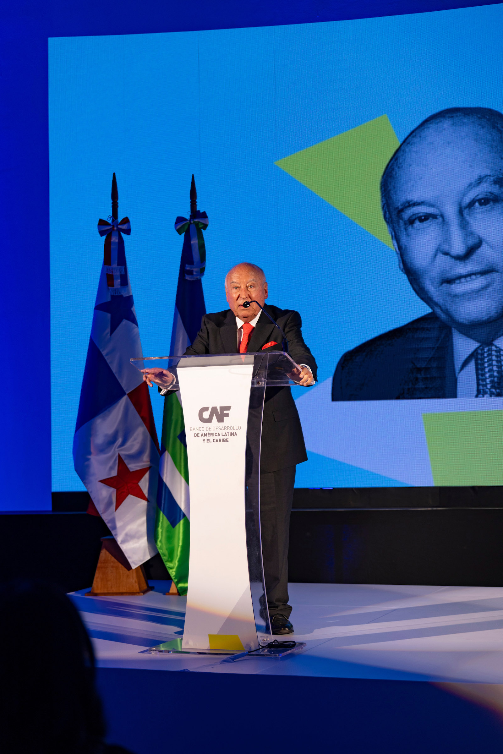 Premio “Enrique García” de CAF promueve el liderazgo en  jóvenes de los países de la región