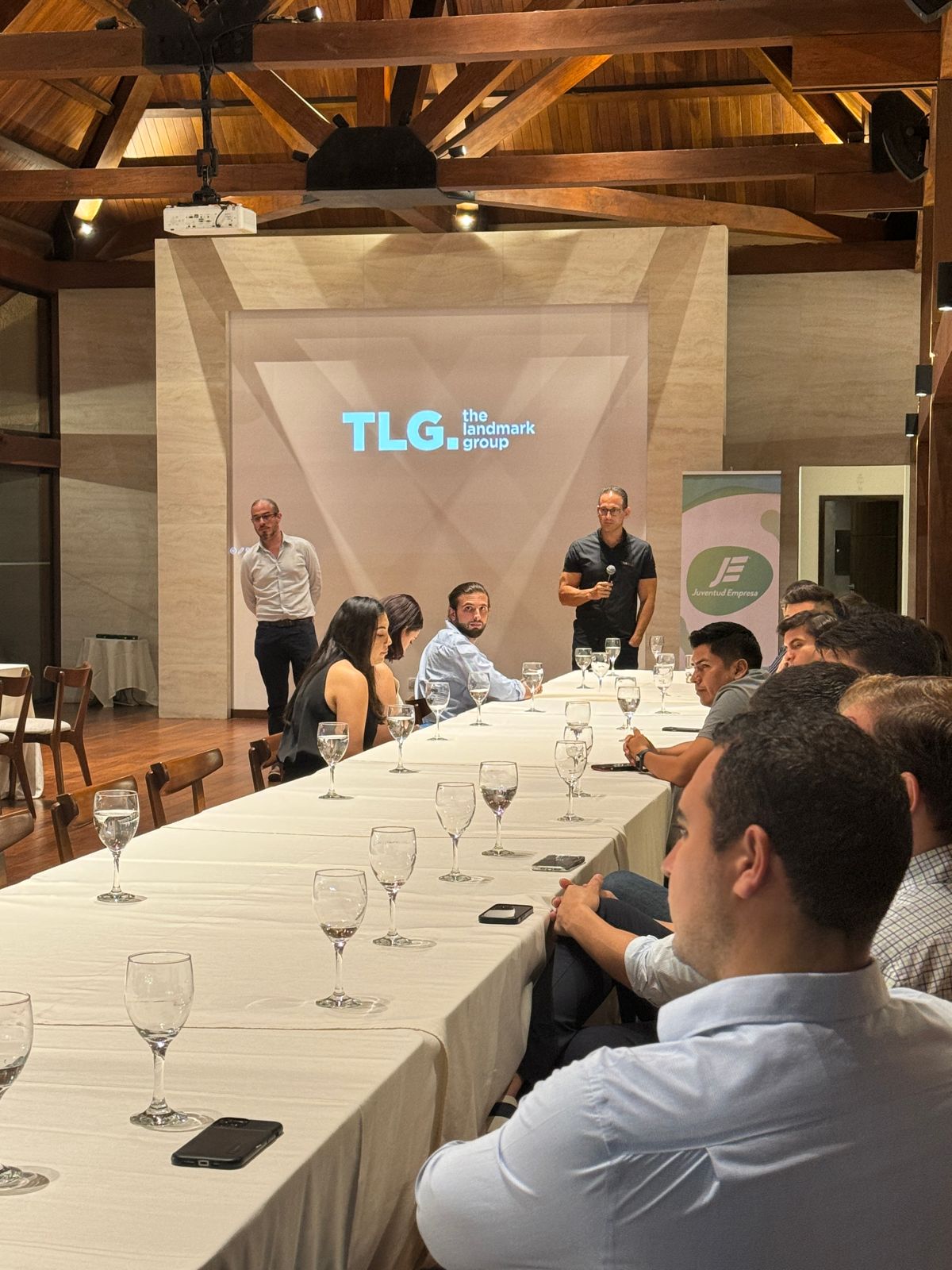 TLG & Juventud Empresa organizaron un conversatorio para aprender a “invertir como un experto”
