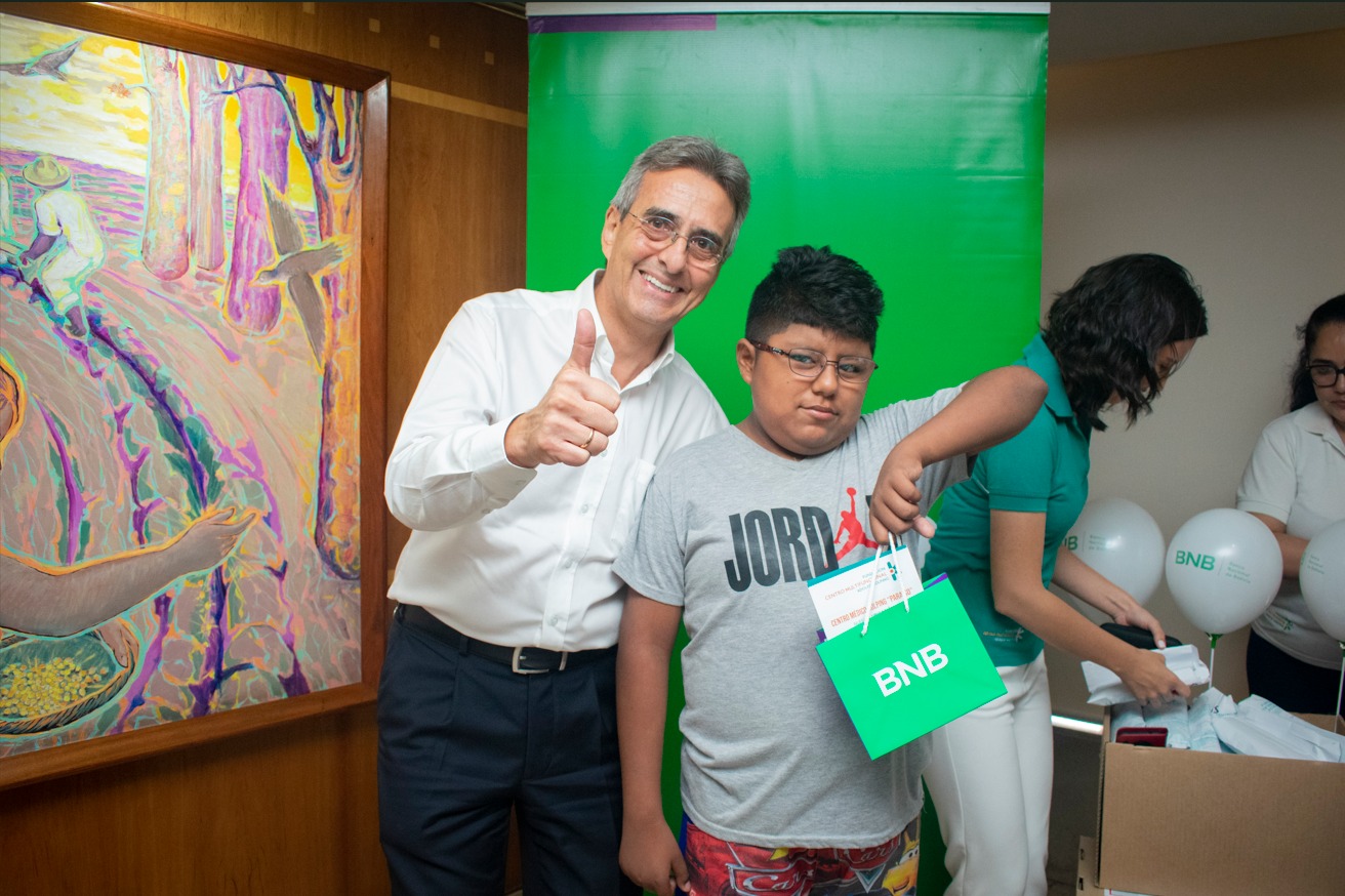 El BNB entrega 145 lentes a niños y jóvenes con discapacidad como parte del programa “Veo Veo”