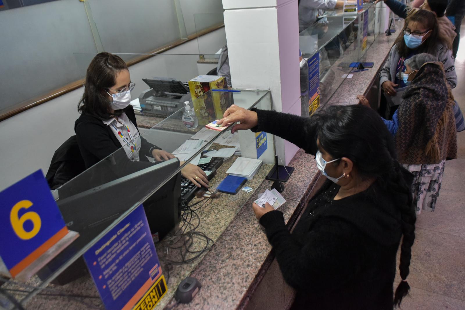 Mujeres bolivianas incrementan participación en acceso al crédito, según informe de la ASFI