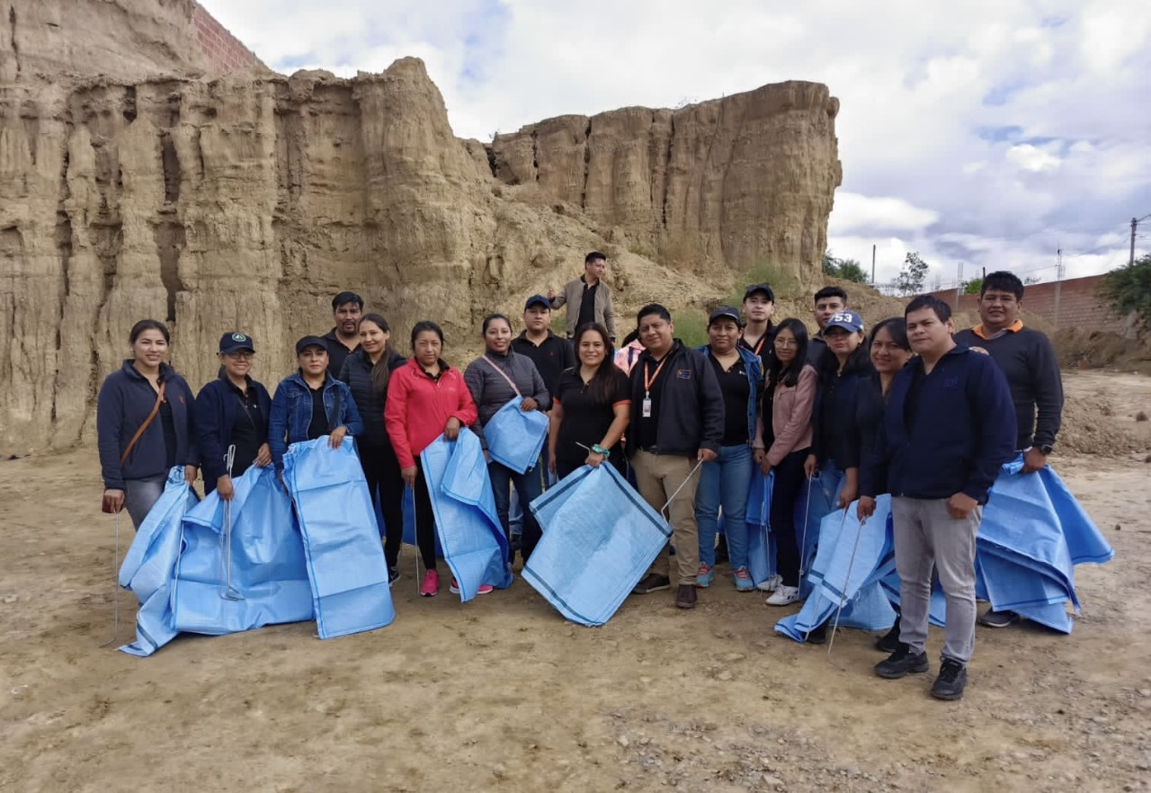 Banco Ecofuturo limpió y forestó la zona Pampa Galana en la ciudad de Tarija