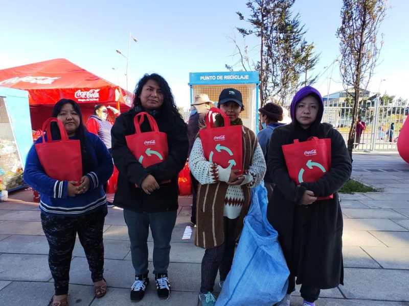 En el mes del reciclaje, Fundación Coca-Cola de Bolivia prepara el intercambio de botellas plásticas por retornables En el mes del reciclaje, Fundación Coca-Cola de Bolivia prepara el intercambio de botellas plásticas por retornables
