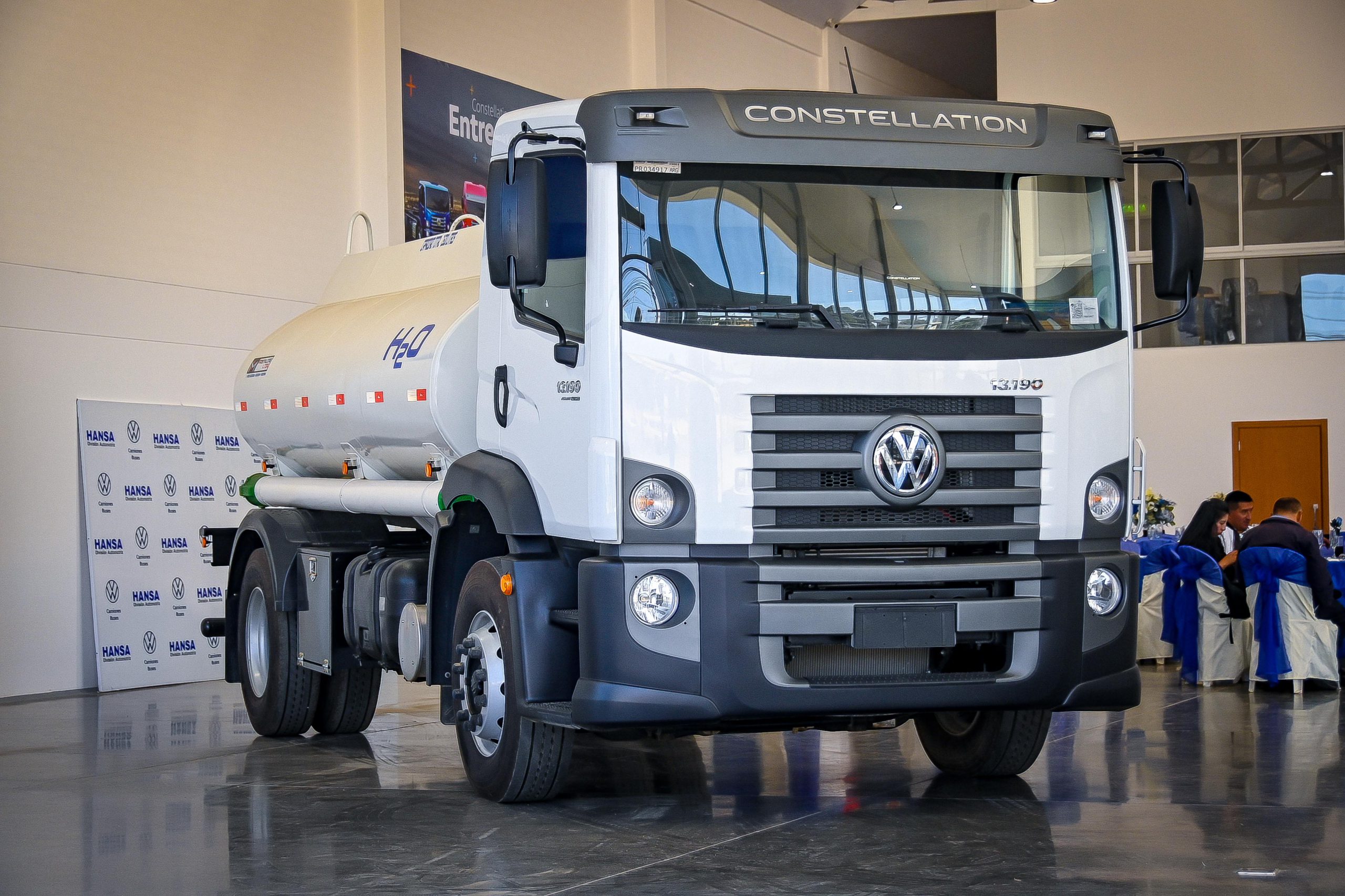 Volkswagen exhibe camiones ideales para municipios en su showroom en El Alto