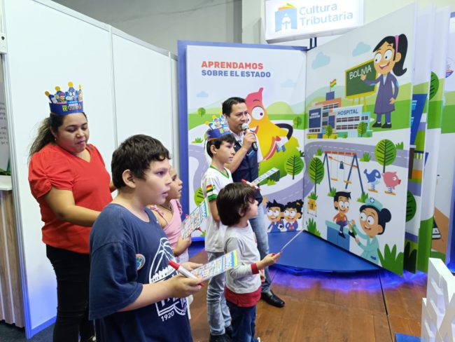 Centenares de personas visitan stand del SIN en Feria Internacional del Libro de Santa Cruz Centenares de personas visitan stand del SIN en Feria Internacional del Libro de Santa Cruz